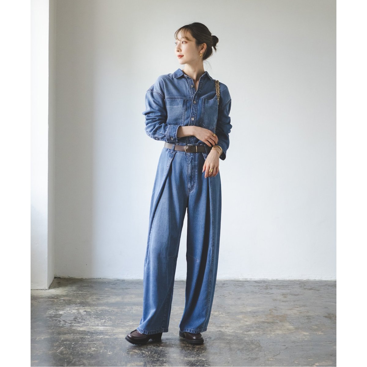 NOBLE　スージングデニムフォルムタックパンツ Noble（ノーブル）の「スージングデニムフォルムタックパンツ