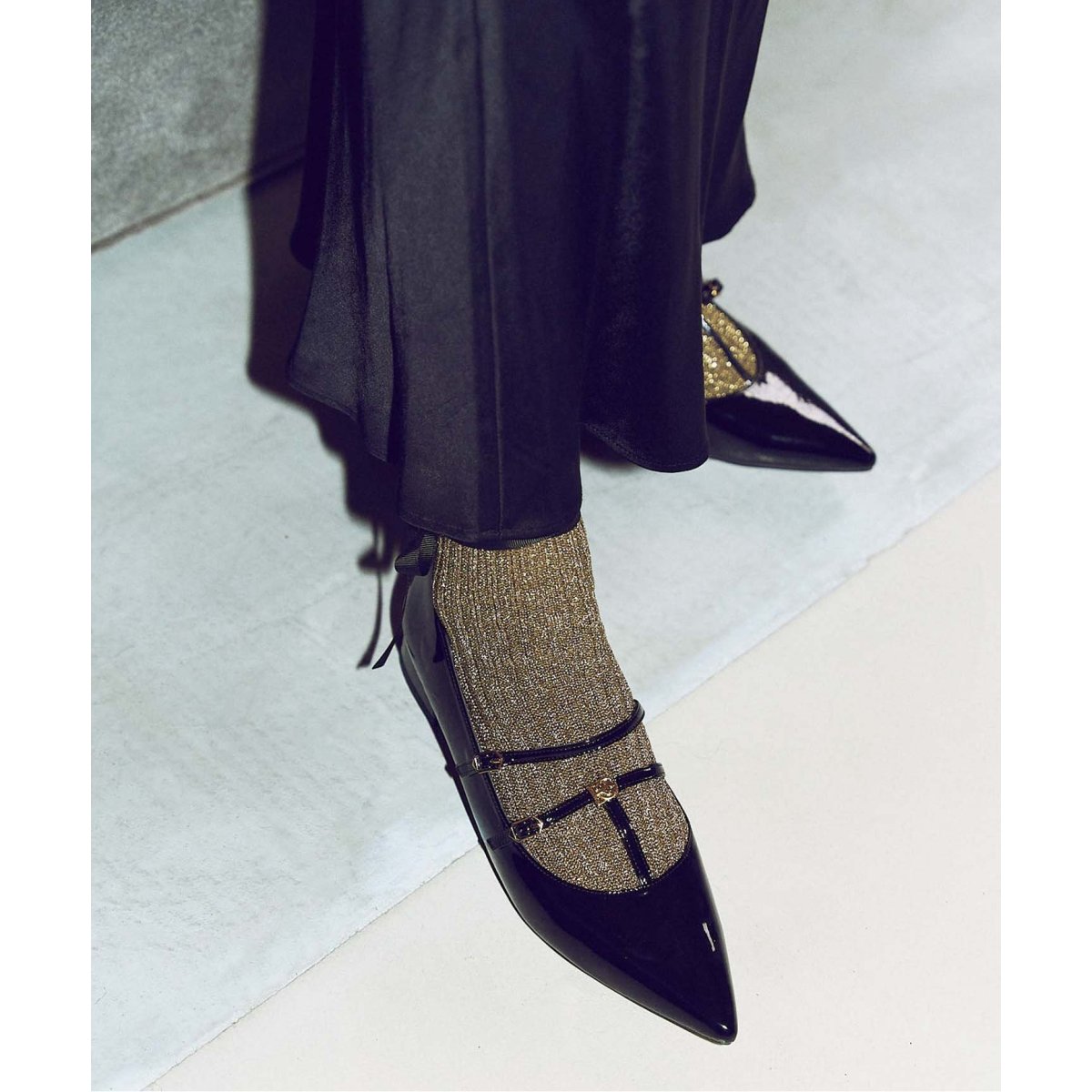 GRISE ポインテッドダブルTストラップフラット | ルタロン(LE