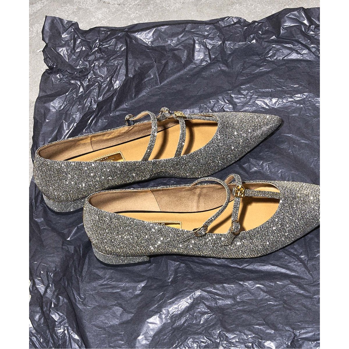 GRISE ポインテッドダブルTストラップフラット | ルタロン(LE TALON