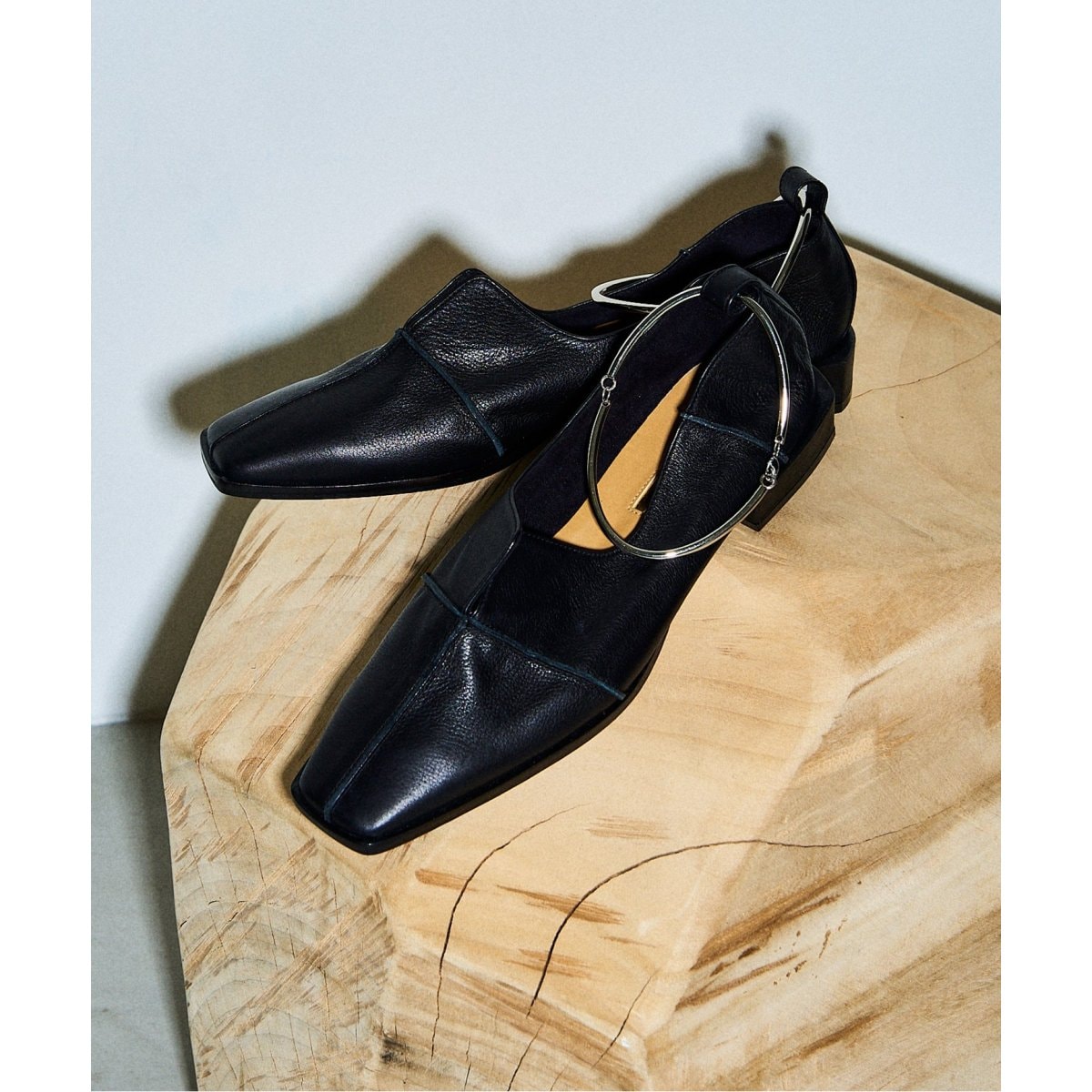 追加》GRISEレザースクエアクロスシームアンクルフラット