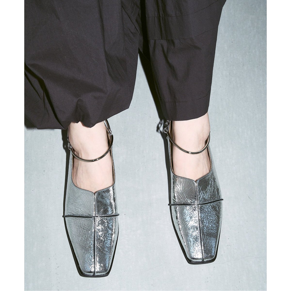 追加》GRISEレザースクエアクロスシームアンクルフラット