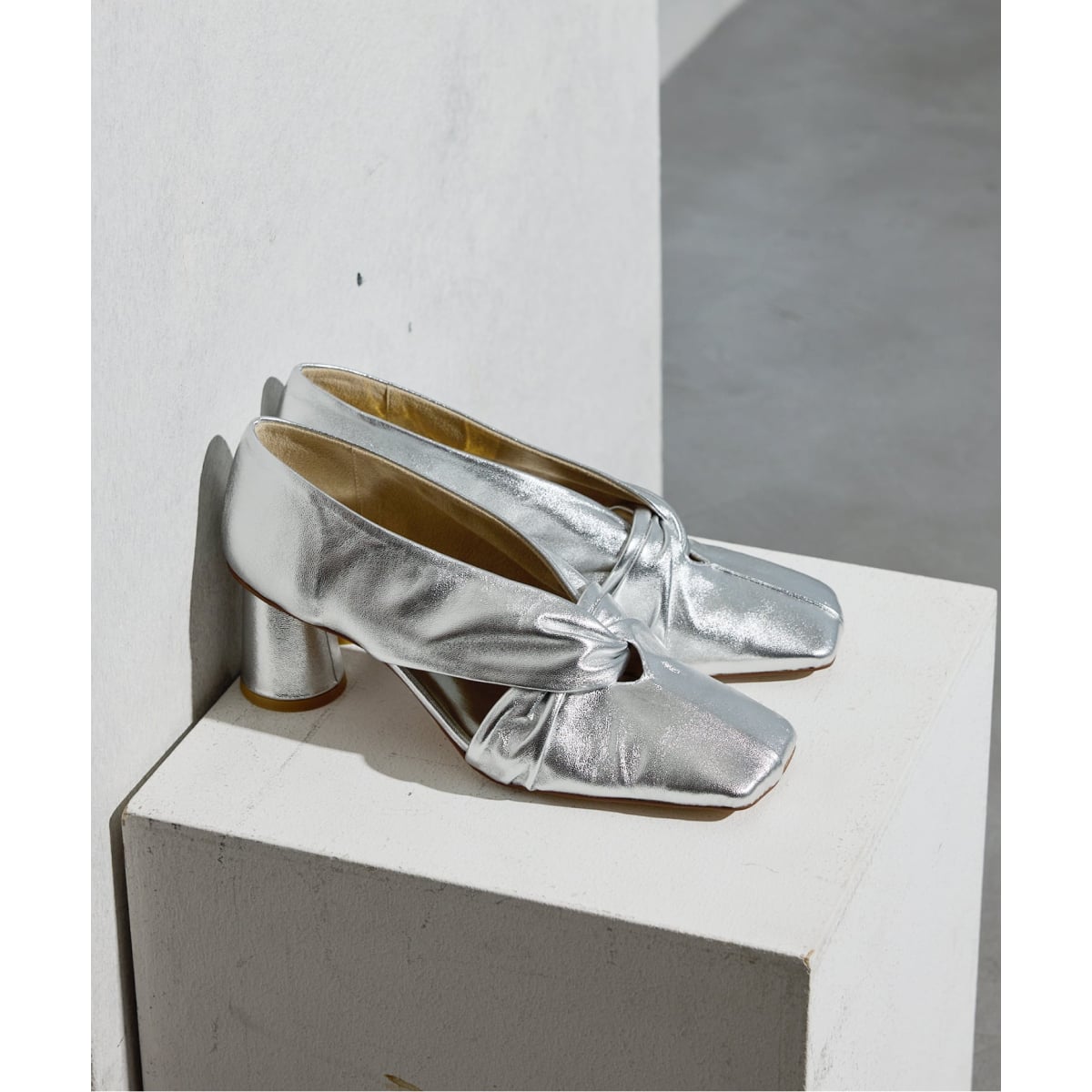22cm-26cmポインテッドトゥフラットパンプス／シルバー | ジーアール