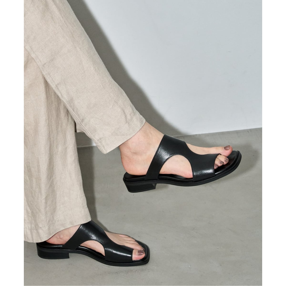 GRISE レザーアシンメトリートングサンダル ブラック　M WEB+一部店舗限定》GRISEレザーアシンメトリートングサンダル