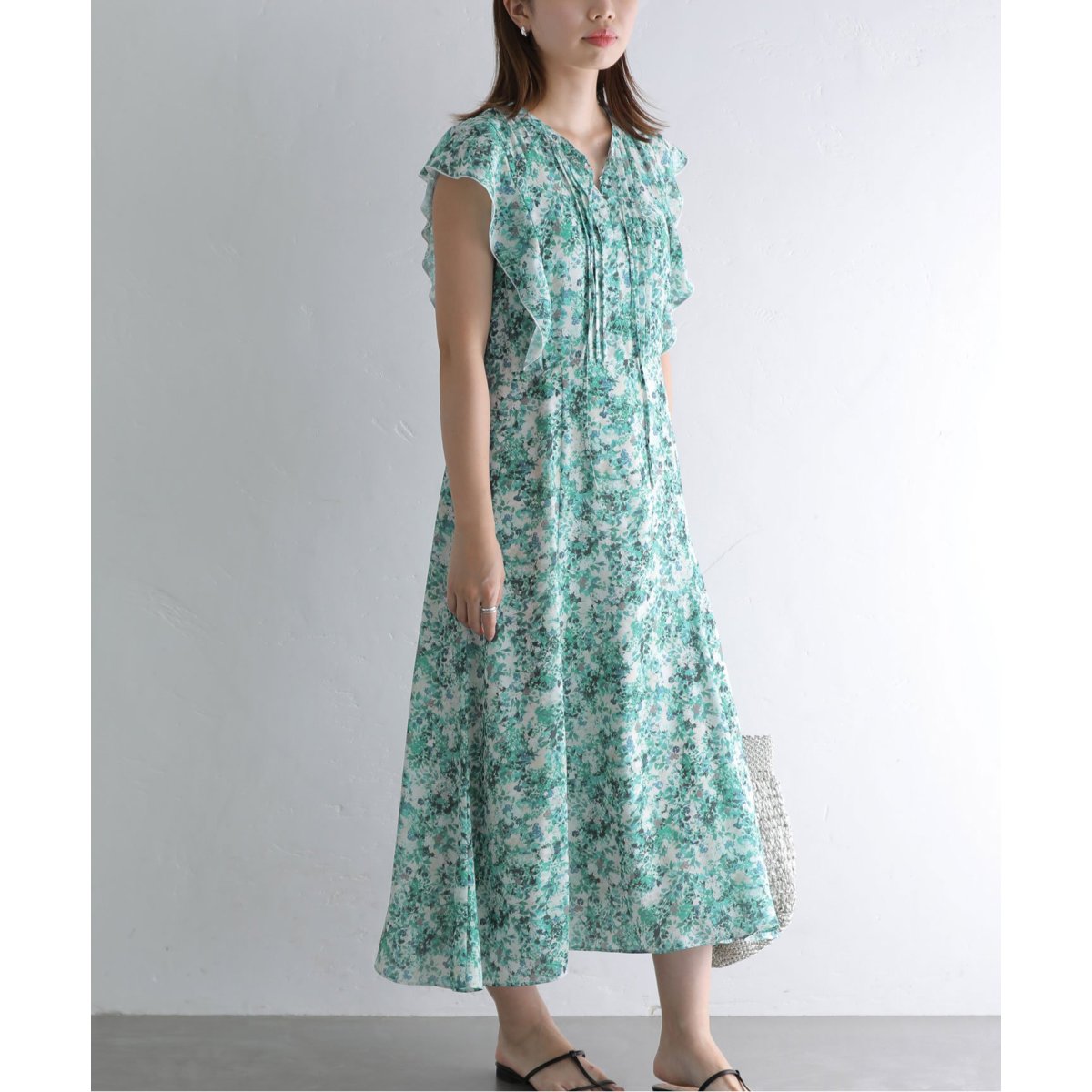 la TOTALITE ラ トータリテ 綺麗な花柄が大人っぽいです 裾リボンが可愛いブラウス シャツ コットン100% 日本製 美品『La Totalite』ラトータリテ マルチ フラワープリント フレア ワンピース 花柄 総柄 9分袖 Vネック ロング