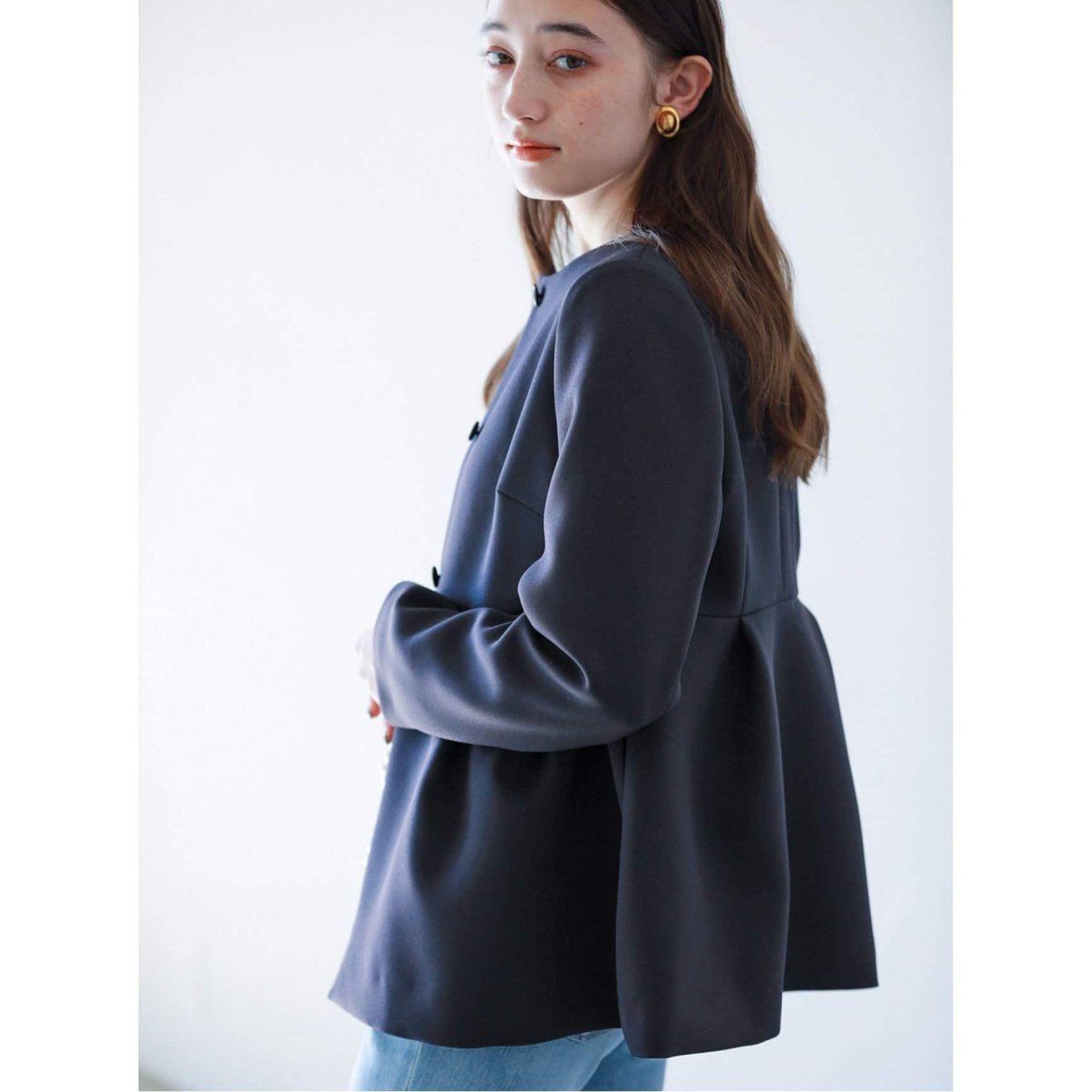 La TOTALITE - ペプラムが可愛い♪　一つボタン　ノーカラージャケット　38　グレージュ ラトータリテ(La TOTALITE) レディース ノーカラージャケット の