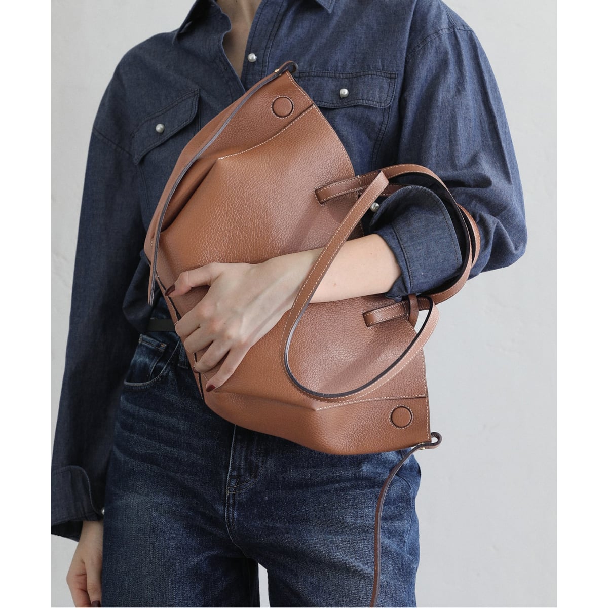 AULENTTI オウレンティ ベルト付きMIDI BAG イエナ キャメル 追加》AULENTTI/オウレンティ ベルト付きレザー MIDI BAG バッグ