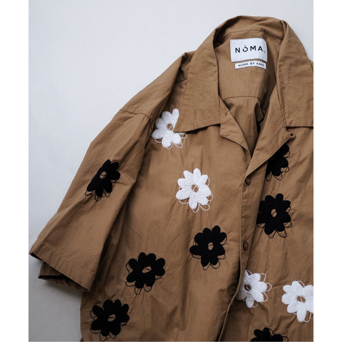 NOMA t.d. for LA BOUCLE 別注 フラワー 刺繍 半袖シャツ NOMA t.d.（ノーマティーディー）の「【NOMA t.d. for LA BOUCLE