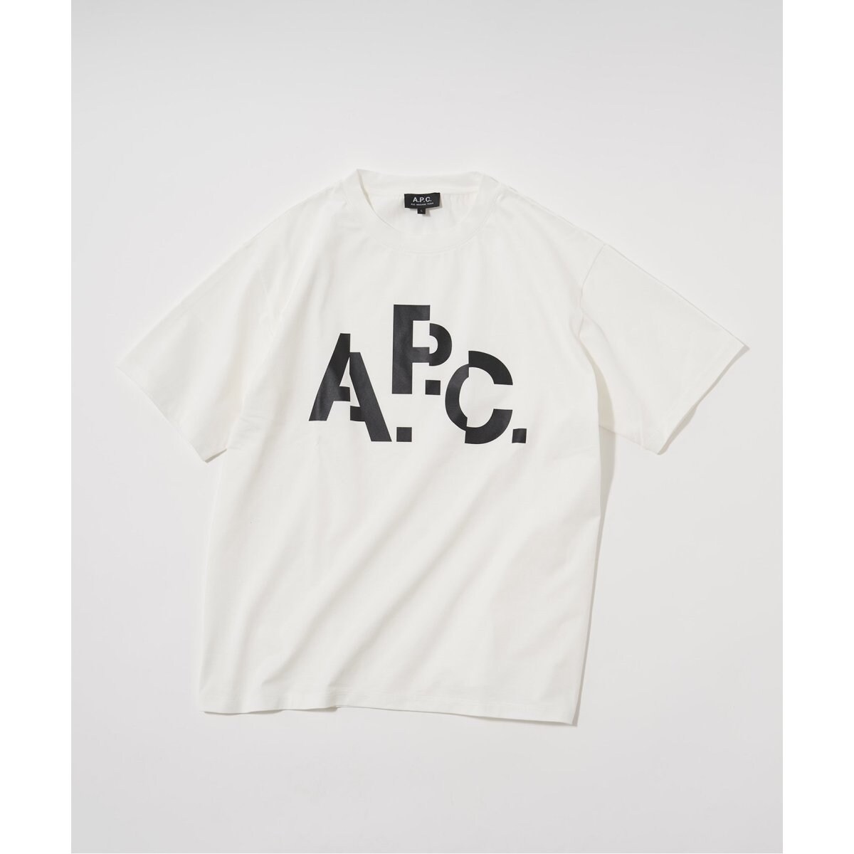 イエナ【A.P.C./アー・ペー・セー】別注 DECALEプリントTシャツ A.P.C. / アーペーセー】別注 DECALE プリント Tシャツ（Tシャツ