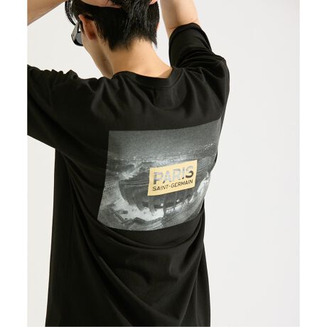 [^:25071340002410]ꂽBɂ̔Gƃ[hȊZAl̂߂̈iBTVc̍ő̖͂́A̔GBRbgE[ȆfނDȂn[j[́A܂Ŕ̈ꕔɂȂ̂悤ȃXgXt[ȒpB΂ދG߂ɂƑu₩ŁAubNV[vɁA[^闬킳Al̗]Tƕiio܂Btgɂ́ApETWF}̃z[X^WAuLE PARC DES PRINCESṽ~j}ȃSzuBVbNȃubÑ{fBɉfA^bNȃS[h̃CƕAT߂Ȃmȑ݊AOWA[Ȉۂ^܂BăobNX^Cɂ́Aڂ䂭ՏꊴӂX^WÃOtBbN_ɃvgBmg[̃X^WAiɁA݊uPARIS SAINT-GERMAINṽS[hSN₩ɕяオ܂BsIȃA[gs[X̂悤ȎdオŁAp܂ŔȂAꂽl̗VѐSh܂BbNX̂I[o[TCYVGbǵAĝ̃CEAWF_[Xɒp▭ȃTCWOBRɗhbvV_[Ƃ̂gA{́uvoAubN̈܂Fƃ[̂Ƃ݂iȃh[v𐶂ݏoA炵ȂȂ悤vZĂ܂ByParis Saint-Germain / pETWF}zpETWF}1970NɐݗA2011NQSINu𔃎ĈȗAẼgbvTbJ[NuѐEIȃX|[cuh1ɕϖe܂BuEj[NVeBEEj[NNuṽX[KfA{npB̃vTbJ[NuƂđ݁BȗA킸10NԂ27An獇v45̃gtB[lAtXōłTbJ[NuɂȂ܂BNu̍ۓIȐlC͔NX܂葱A݁AEōł\[VfBAɂătH[ĂNu1łA킸9NԂ01l𒴂R~jeBɊg債Ă܂B܂AEWJƂāAVK|[ƃh[nɍێJ݂Ă܂B2016Nɂ́AjqTbJ[AqTbJ[Anh{[A_eX|[cǉAIȃX|[cNuƂȂ܂BXɁAЉdɂĒnɊҌ邱Ƃ̓Nȕdvȃ~bVƐMĂÃvWFNgWJĂ܂BłANupɊJ݂Ăubhu[EXN[vWFNgv́ANu̎҂ւ̕dɑ΂R~bgg\Ă܂ByӁzƖ̊֌WɂAۂFČꍇ܂B܂p\REX}[gtHȂǂ̊ɂA኱iƉ摜̃J[قȂꍇ܂Bi̐F́AiAbv摜QƂB