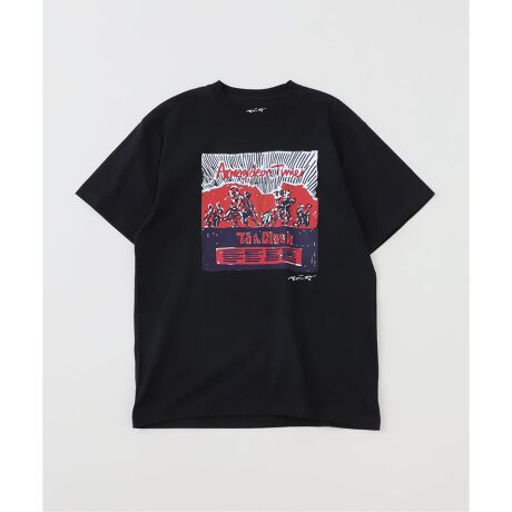 [^:25071300990030]THE CLASHF̃ItBVEEH[EA[eBXgARAYLOWRTiC[[j``̏uԂvgʂTVcB1979Nj[[NłTHE CLASHCuAx[VXg̃|[EVmtF_[̃x[XM^[@錃̈u؂V[ABꖳ̃^b`ōČ܂Bh̃C[[c̐𓾂āAœWJBpN̗jƏMZAl̗VѐSӂꒅByƃA[gɂ߂̓ʂȃACełByRAYLOWRT(C[[)zRAYLOWRT(C[[)́ATHE CLASHF̃ItBVEA[eBXgƂĒm`IȃA[eBXgB1976NAZbNXEsXgỸcA[THE CLASHƏoӋCBȍ~Aoh̏ےIȃWPbg肪ABWAʂő傫ȉe^܂BnhXPb`𒆐SɁATHE CLASH̃Cu1970Nネh̊X݂`AL㗝XΖ̖T特yGŘAڂSB2008N]񎞂ɂ́ÃA[eBXgɂ܂ApN[ug̏dvȃBWAACRƂčĂ܂ByTHE CLASH(UENbV)z1976NɃhŌꂽpNEbNohBZbNXEsXgYƕсAUKpN̏ےI݂ƂčLmĂ܂BsIbZ[WƁAQGAXJAt@NAqbvzbvȂǑʂȉyꂽvVIȃTEhŁApN̘g𒴂ĐEɑȉe^܂B\wLondon CallingxwCombat RockxȂǂ͍ȂpAbNjɖރWFhohłByӁzƖ̊֌WɂAۂFČꍇ܂B܂p\REX}[gtHȂǂ̊ɂA኱iƉ摜̃J[قȂꍇ܂Bi̐F́AiAbv摜QƂB