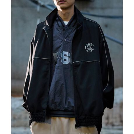 [^:25011340000030]sʂAgbNX[cWPbgIIfUCǂȃV[ɂtBbgA~j}Ȃ݊̂fUCBɂ́ApETWF}̏ےłGuA肰Ȃւ荂zuĂ܂BX^CbVȃpCsO 瑳ɂđV[vȃCAX|[eB[ȈۂƐꂽ͋C𗼗B_ȃVGbgoAȂ̃X^Ciグ܂BHDɏ߂ċCÂAnɃvgꂽCXs[ViȃbZ[WB́ApETWF}̓NwłAȂg̖ւ̌ӕ\ł܂BKȒSny₩ȑfފƁA₷lJbeBOBfC[[X͂AANeBuȃV[łXgXȂp܂BJ[oG[VԂłȂApCsOۗ_ȃubŃAGbW̌X^COɍœKBsIŗہBǂȃR[fBl[gɂ݂₷Aꂽl͋̕CoĂO[AB[݂̂J[L͒mIŃN[ȈۂŁAɂ͂ȂjAXJ[AȂ̌Ă܂Bfނ̃WPbgƃpcł̃ZbgAbvpIXXiԁF25011340000030iFPSG JP REFLECTOR PIPING TOPiԁF25030340000230iFPSG JP REFLECTOR PIPING PANTSyParis Saint-Germain / pETWF}zpETWF}1970NɐݗA2011NQSINu𔃎ĈȗAẼgbvTbJ[NuѐEIȃX|[cuh1ɕϖe܂BuEj[NVeBEEj[NNuṽX[KfA{npB̃vTbJ[NuƂđ݁BȗA킸10NԂ27An獇v45̃gtB[lAtXōłTbJ[NuɂȂ܂B܂AiEW[jAxbJACuqrb`AČ݂̓lC}[AGoyAbV܂ޑ̑f炵I肪ݐЁE􂵂Ă܂BNu̍ۓIȐlC͔NX܂葱A݁AEōł\[VfBAɂătH[ĂNu1łA킸9NԂ01l𒴂R~jeBɊg債Ă܂B܂AEWJƂāAVK|[ƃh[nɍێJ݂Ă܂B2016Nɂ́AjqTbJ[AqTbJ[Anh{[A_eX|[cǉAIȃX|[cNuƂȂ܂BXɁAЉdɂĒnɊҌ邱Ƃ̓Nȕdvȃ~bVƐMĂÃvWFNgWJĂ܂BłANupɊJ݂Ăubhu[EXN[vWFNgv́ANu̎҂ւ̕dɑ΂R~bgg\Ă܂ByӁzƖ̊֌WɂAۂFČꍇ܂B܂p\REX}[gtHȂǂ̊ɂA኱iƉ摜̃J[قȂꍇ܂Bi̐F́AiAbv摜QƂB