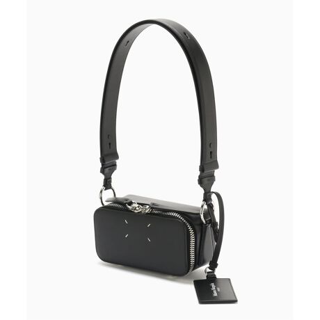 [^:25092310007230][J[iԁFSB1WD0031/P7275ubNgbvɃt@Xi[O߉\ȃV_[Xgbv4Xeb`CRp[ggyMAISON MARGIELA / ] }WFz1988NɁAxM[og̃fUCi[łA}^E}WFɂĐݗꂽtX̃p̃t@bVuhBX́AMaison Martin Margielai] }^ }WFjƂuhłA2014NANX`EfBI[ȂǂŃfUCSĂLAWEKA[m̃NGCeBuEfBN^[ACoāA2015NɁAMAISON MARGIELAi] }WFjƂuhɕύXB1989 S/SRNVpRNVɎQĂÃRNVɂ́A܂ł̗słƂVGbgɑ΂āAXŃ^CgȃVGbg̃WPbg{gXĂƂ펯𕢂NG[Vr𗁂сAufXgCERNVvƏ̂ƂƂɁAfr[RNVȍ~uh̑㖼ƂȂĂByӁzƖ̊֌WɂAۂFČꍇ܂B܂p\REX}[gtHȂǂ̊ɂA኱iƉ摜̃J[قȂꍇ܂Bi̐F́AiAbv摜QƂB