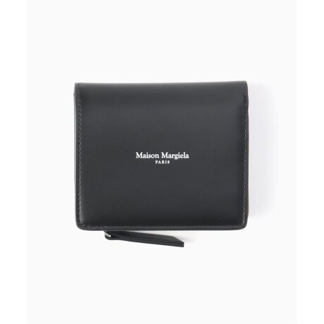 [^:25090310007230][J[iԁFSA2UI0017/P8729zCgSANZgɂȂA܂̃RpNgEHbgBCi[̃Vo[J[ŃOWA[ȃRgXgoBARCAJ[hނ[o闘֐̍dlByMAISON MARGIELA / ] }WFz1988NɁAxM[og̃fUCi[łA}^E}WFɂĐݗꂽtX̃p̃t@bVuhBX́AMaison Martin Margielai] }^ }WFjƂuhłA2014NANX`EfBI[ȂǂŃfUCSĂLAWEKA[m̃NGCeBuEfBN^[ACoāA2015NɁAMAISON MARGIELAi] }WFjƂuhɕύXB1989 S/SRNVpRNVɎQĂÃRNVɂ́A܂ł̗słƂVGbgɑ΂āAXŃ^CgȃVGbg̃WPbg{gXĂƂ펯𕢂NG[Vr𗁂сAufXgCERNVvƏ̂ƂƂɁAfr[RNVȍ~uh̑㖼ƂȂĂByӁzƖ̊֌WɂAۂFČꍇ܂B܂p\REX}[gtHȂǂ̊ɂA኱iƉ摜̃J[قȂꍇ܂Bi̐F́AiAbv摜QƂB