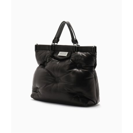 [^:25092310007730][J[iԁFSB1WG0042/P4348LeBÕibpU[gpX[TCÝuO XvVbsOobOB2018NtẴV[Ńfr[uO Xv́AtX̃}ZCŐ܂ꂽD̃Lgu}ebZvX^C͂LeBOfUCB̃RZvǵA]Eŕ◷sɊւKɓuӎ̖́vƂTOvNA炬܂BU[̃gbvnhƃV_[XgbvAtgɃioO ̃S̃xĂ܂ByMAISON MARGIELA / ] }WFz1988NɁAxM[og̃fUCi[łA}^E}WFɂĐݗꂽtX̃p̃t@bVuhBX́AMaison Martin Margielai] }^ }WFjƂuhłA2014NANX`EfBI[ȂǂŃfUCSĂLAWEKA[m̃NGCeBuEfBN^[ACoāA2015NɁAMAISON MARGIELAi] }WFjƂuhɕύXB1989 S/SRNVpRNVɎQĂÃRNVɂ́A܂ł̗słƂVGbgɑ΂āAXŃ^CgȃVGbg̃WPbg{gXĂƂ펯𕢂NG[Vr𗁂сAufXgCERNVvƏ̂ƂƂɁAfr[RNVȍ~uh̑㖼ƂȂĂByӁzƖ̊֌WɂAۂFČꍇ܂B܂p\REX}[gtHȂǂ̊ɂA኱iƉ摜̃J[قȂꍇ܂Bi̐F́AiAbv摜QƂB