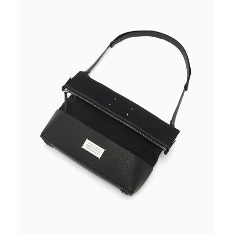 [^:25092310007430][J[iԁ@SB1WG0043/P4348u5ACvz[{[ ~fBABOCj[U[gpASxŃANZgĂ܂BACRjbNȁu5ACvC̖ÓAtX́usacviobOjɗRB܂A]̃RZvgłuAmj~eBEIuEUECjOvǋĂ܂BobŐxbg͎ƂŃU[ŕAKvȕ悤ɂȂĂN[ȉołBobỎ̓U[ƓFŃnhyCgBElZfBe[łByMAISON MARGIELA / ] }WFz1988NɁAxM[og̃fUCi[łA}^E}WFɂĐݗꂽtX̃p̃t@bVuhBX́AMaison Martin Margielai] }^ }WFjƂuhłA2014NANX`EfBI[ȂǂŃfUCSĂLAWEKA[m̃NGCeBuEfBN^[ACoāA2015NɁAMAISON MARGIELAi] }WFjƂuhɕύXB1989 S/SRNVpRNVɎQĂÃRNVɂ́A܂ł̗słƂVGbgɑ΂āAXŃ^CgȃVGbg̃WPbg{gXĂƂ펯𕢂NG[Vr𗁂сAufXgCERNVvƏ̂ƂƂɁAfr[RNVȍ~uh̑㖼ƂȂĂByӁzƖ̊֌WɂAۂFČꍇ܂B܂p\REX}[gtHȂǂ̊ɂA኱iƉ摜̃J[قȂꍇ܂B