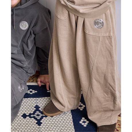 [^:25030340300140]萔ʂɒBAߐ؂ƂȂ܂gh̃[YVGbgZAVõXEFbgpcB_ȃo[VGbgƁABe[WӂsOgHBPȂX|[eB[ACeƂĂł͂ȂAt@bVƂĊyނ߂̂肪l܂{łBƑnIȃo[VGbg: ҏォ瑾ɂĂƂ{[AɌĂ₩Ƀe[p[hfUCBp邾ŁACɏ{̃[YȃXg[gX^C܂BsOgHi߁jHɂAÂ悤ȓƓ̃F\BViłȂABe[WTVĉ悤ȂȂꂽ͋Cy߂܂BACRjbNȃGuATCh|Pbg̏ɂ́ApETWF}̃GuzuBt@ACeƂĂłȂAfUC̃ANZgƂĂGłB̓IȐؑւƃXeb`:́AG琞ɂĎ΂߂ɑؑ֐ƁAɉAEgV[iO̖DځjfUCɗ̊ƓvXĂ܂BsOgV[Y͂iԁF25070340300440iFyParis Saint-Germain / pETWF}z  JP Pigment P/OiԁF25070340300540iFyParis Saint-Germain / pETWF}z  JP Pigment HoodieiԁF25030340300140iFyParis Saint-Germain / pETWF}z JP Pigment PantsyParis Saint-Germain / pETWF}zpETWF}1970NɐݗA2011NQSINu𔃎ĈȗAẼgbvTbJ[NuѐEIȃX|[cuh1ɕϖe܂BuEj[NVeBEEj[NNuṽX[KfA{npB̃vTbJ[NuƂđ݁BȗA킸10NԂ27An獇v45̃gtB[lAtXōłTbJ[NuɂȂ܂BNu̍ۓIȐlC͔NX܂葱A݁AEōł\[VfBAɂătH[ĂNu1łA킸9NԂ01l𒴂R~jeBɊg債Ă܂B܂AEWJƂāAVK|[ƃh[nɍێJ݂Ă܂B2016Nɂ́AjqTbJ[AqTbJ[Anh{[A_eX|[cǉAIȃX|[cNuƂȂ܂BXɁAЉdɂĒnɊҌ邱Ƃ̓Nȕdvȃ~bVƐMĂÃvWFNgWJĂ܂BłANupɊJ݂Ăubhu[EXN[vWFNgv́ANu̎҂ւ̕dɑ΂R~bgg\Ă܂ByӁzƖ̊֌WɂAۂFČꍇ܂B܂p\REX}[gtHȂǂ̊ɂA኱iƉ摜̃J[قȂꍇ܂Bi̐F́AiAbv摜QƂByӎzE摜̏i̓TvłBۂ̏iƎdlAH኱قȂꍇ܂BETCY\L͂܂ŖڈƂȂ܂BE׏󋵂ɂA͂\肪Oシꍇ܂BEqlւ̔X̔xꍇ܂BEǉYíAꕔ̓X܁Aʔ̂Ŕ̔̏ꍇ܂B\߂B