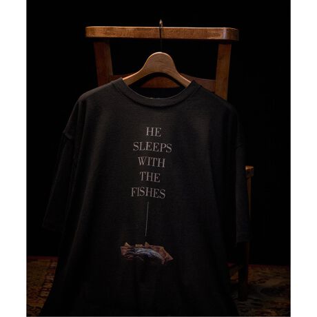 [^:25071312120130]唽ɂǉYI1972NɌJꂽAJfwSbht@[U[iThe Godfatherjxs̖wSbht@[U[x̓AJł̂オÂɌ͂V`AnꑰRI[lƂ́uƑvƁuƍߑgDvdȃ^b`ōI݂ɊʂsȏBubNi001j / zCgi010jSbht@[U[̃^CgStbL[vgŕ\Bwʂ̎񌳂ɂ̓ACRSC̗fUCBĒقǂɃtbL[vgɖoĂAoNωy߂܂BubNBi003j uLOUIS RESTAURANTv́Aj[[ÑuNXɎ݂XgB̂ȂŃ^[jO|CgƂȂAdvȃV[ŎgpĂ܂BXg̊Ŕ̓łlIǂ̑N₩Ȍڂvgŕ\B݊̂fUCłBubNCi004juSbht@[U[v́AC^AŃph[miPadrinojB uÂevӖ܂Bvlł郔Bg[ERI[l╨ɂāuߌIȏov\郂`[tƂĕ`ĂƂIWȂǃSbht@[U[̐Eςے悤ȃOtBbNvgBtgSC^Ã^CgœꊴoĂ܂BubNDi005jtgHE SLEEPS WITH THE FISHES͕̊|ŏoĂLȃZtBpOtBbNvgĂ܂Bwʂ̎񌳂ɂ̓^CgSĂ܂B