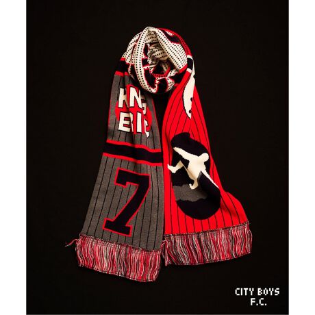 [^:25080313001130]yBAD BOY HEAD BUTT SCARF / BlackzW_̃LÅbzC^ÃNuAFgXւ̃I}[WB\ʂ́AW_ݐЎ̃FgX1998-99V[YX|T[SCXpCAꂽSBʂɂ̓FgX̃`[J[ł锒܂ƂI肽ӖC^Auuomini in bianconeroiƍ̕𒅂jjvzuByBAD BOY BICYCLE SCARF / BLUEzCuqrb`̓`IȃS[Ɣނ̍ȃLN^[B\ʂɂ͔ނ̎`^Cgu̓Y^vƁA2022NAC~̃ZGADZj[ŘbƂȂt̃`[tzA11NԂ̃XNfbgɓނ̉҂̕i\Bʂɂ̓I[o[wbhLbÑVGbgƔނ̈́uIbrav̕ByBAD BOY KUNG-FU SCARF / REDzx[X́AJgi􂵂1995-1996V[Ỹ}`FX^[EiCebhAEFCjtH[璅z𓾂p^[B\ʂɂ́uJt[LbNṽVGbgƁA̎̃V[CDWPbgɂ^oh̃S͂usmashv̕Bʂɂ͔ނ̈́uKING ERICvƁAiCebhł̔wԍ7zuByCITY BOYS FC / VeB{[CYFCzwMORE THAN A FANxbg[Ƀtbg{[ɂ܂NGCVs`[CITY BOYS FCB