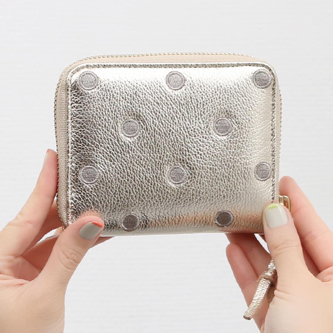 グレー レザー 三つ折り財布 ゴールドロゴ グレー レザー製 三つ折りウォレット、マルニメンディング装飾