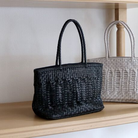 [^:80-00-00200]yP perche / vbV҂݃g[gfUC|Cgõi`U[ЂƂЂƂ҂݂ŕ҂ݏグnhNtgՂ̃g[gobOłB肵_炩ȕi`ȕ͋CłBz500ml{gg̗ǂTCỸU[bVg[głBAeVȄi͖{vgpĂ܂B{v̓㐅G(JAȂ)▀CŐF܂BWF̂mƂ̑gݍ킹͂TB܂AF̍ۂɎgp̂ɂcꍇ܂BCɂȂꍇ͈xAꂽłgpBẼLYV~EV͂ǂĂȂׁAVRfނȂł͂̕ƂĂ𒸂܂悤肢\グ܂BEỉ摜͌̏Ǝ˂pxAp̃j^[uEUɂƐFقȂꍇ܂BEtH(^bNJ[jɂĐtH͐FĂȂC̏Ԃ̔v֐𐁂tĒFfނłB̈׌pIȂgpɂAv̕\ʂCv̒n͔̓邱Ƃo܂BɖCAAR[ŉt̕tɂӉBĂ܂F͏CƂȂĂ܂̂ŁAߑOɂ̓_A肢܂BiڍׁyTCYzF32 24  F19.5  }`F15   nhオF18y|PbgzOF0 F3yJ@z}Olbgyd(g)z420yfށzvyYzChlVAy艿z20,900~(ō)A4pF~z(10cm~20cm)F500ml{gFuhRZvg-- perche / yP --percheiyPjyPƂ̓C^AŁuȂ?vuǂ?v̈ӖBW̑fނƂ̏o؂ɂAɋĒobOAvWJĂ܂BîCɓo^肢܂yJ[gɓz̃n[g}[NNbNēׂ⃉Xg1_̂m点AZ[Ȃǂ̂m点󂯎邱Ƃł܂L̕iԂ\tBiԁF80-00-00200obO g[gobO bV U[ {v fB[X l JWA ArI unbillion 800000200