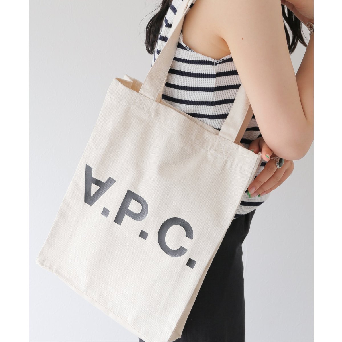 A.P.C./アー・ペー・セー】 TOTE LAURE BLACK LOGO：トートバッグ