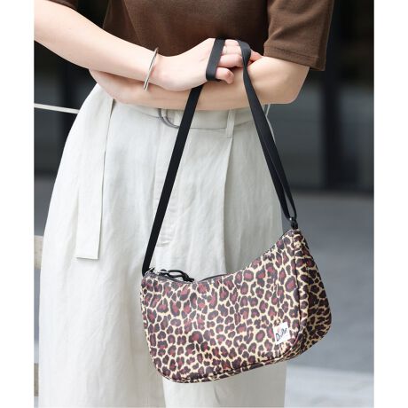 [^:25092463002020]y2025SSzJOURNAL STANDARD relumelCDrifter~jV_[obOoB}`菬ȂAX}[gtHȂǂ̋Mdi⏬[Ƃł܂Bwʂɂ͏[ɕ֗ȃXibv|PbgACi[ɂ2I[v|PbgĂ܂BDrifterȂł͂̌yʂŎ₷́uhŉLACepӂĂ܂ByDrifter/ht^[z BUCKEYE MEDIUM TOTE:g[gobOiiԁF25092463001020jyDrifter/ht^[z MINI SHOULDERFV_[obO iiԁF25092463001120jyDrifter/ht^[z1977NɐݗꂽAInCIB̃obOuhBƂƃpV[g̐YCɓWJĂǍobOn߁Anp[c̎zϋv̍DZpEIɍ]Ă܂BTCYɂĕД̔TCYF[J[TCYt[TCY(009jFFJ[ɂĕД̔J[F[J[J[ubNA(002)FBLACK LEOPARDL(025)FLEOPARD舵ɂẮAiɂĂi\łmFBƖ̊֌WɂAۂFČꍇ܂B܂p\REX}[gtHȂǂ̊ɂA኱iƉ摜̃J[قȂꍇ܂Bi̐F́AiAbv摜QƂB