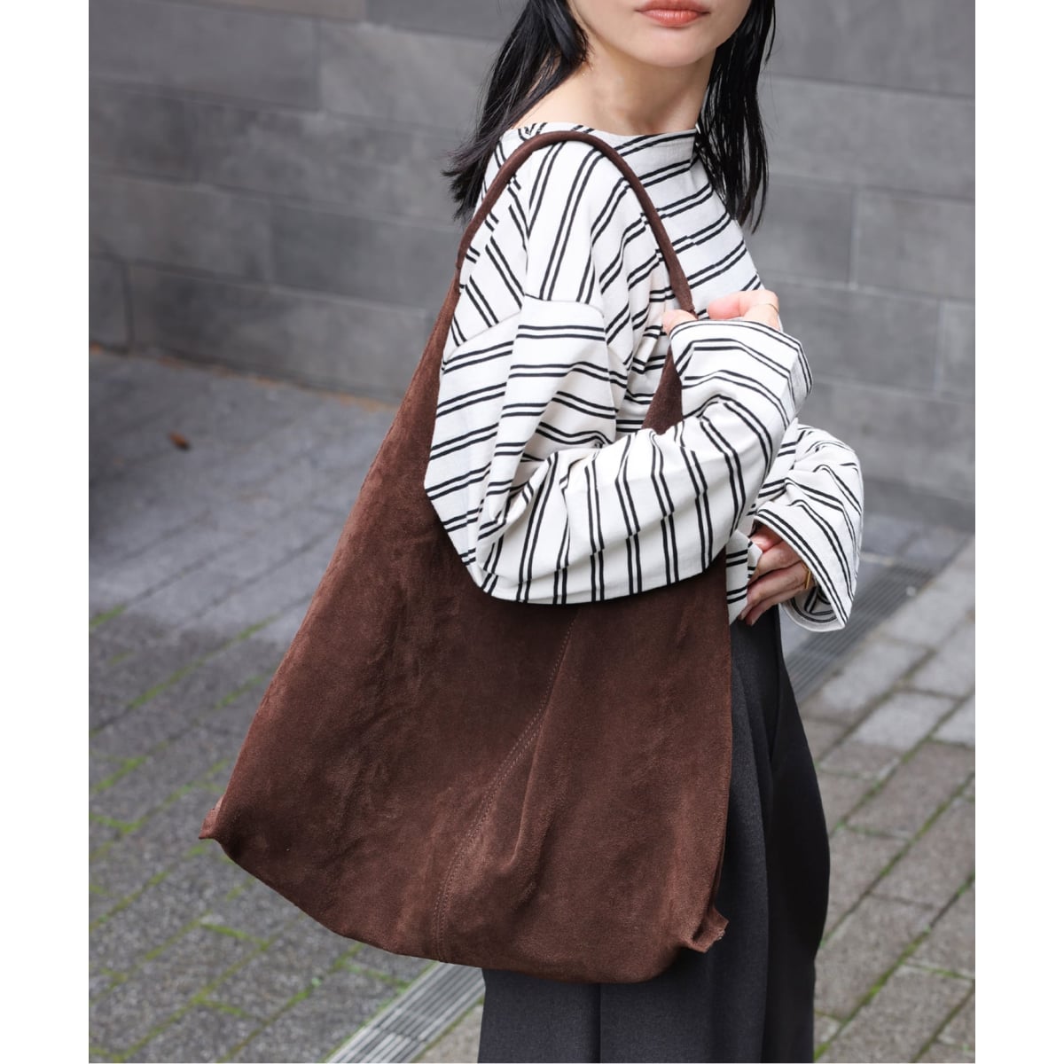 美品　AULENTTI ベルト付きレザー MIDI BAG キャメル　完売品 追加》AULENTTI/オウレンティ ベルト付きレザー MIDI BAG バッグ