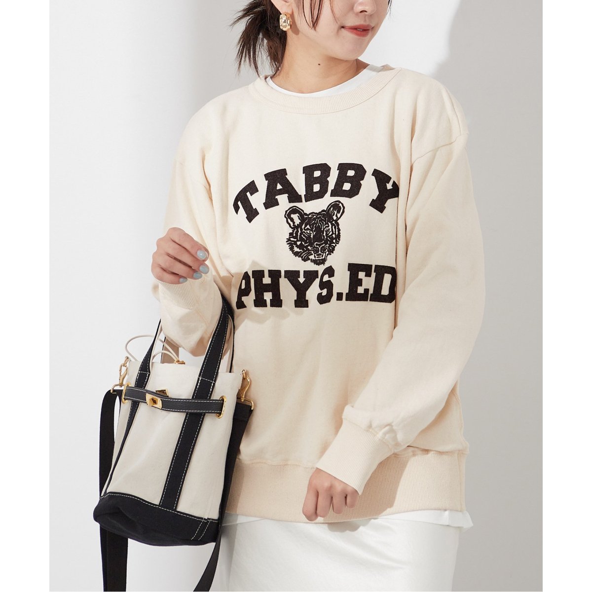 MIXTA / ミクスタ 23AW 23070380001030 TABBY PHYS.ED CREW SWEATSHIRTS フロッキープリント 長袖スウェット MIXTA/ミクスタ】TABBY PHYS.ED CREW SWEATSHIRTS：スウェット