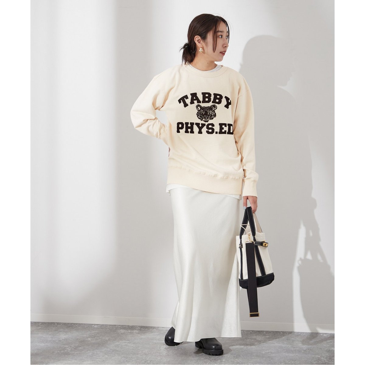 MIXTA / ミクスタ 23AW 23070380001030 TABBY PHYS.ED CREW SWEATSHIRTS フロッキープリント 長袖スウェット MIXTA/ミクスタ】TABBY PHYS.ED CREW SWEATSHIRTS：スウェット