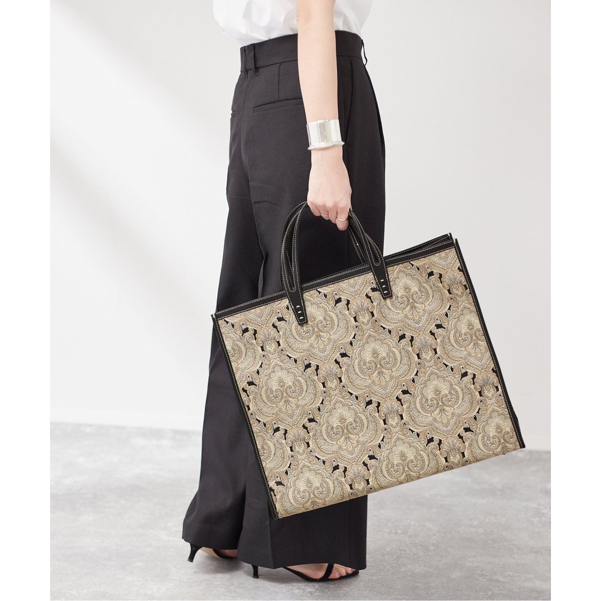 美品！A VACATIONアヴァケーションTANK ONYXトートバッグ 金子綾 A VACATION TANK ONYX 美品！A VACATIONアヴァケーションTANK ONYX