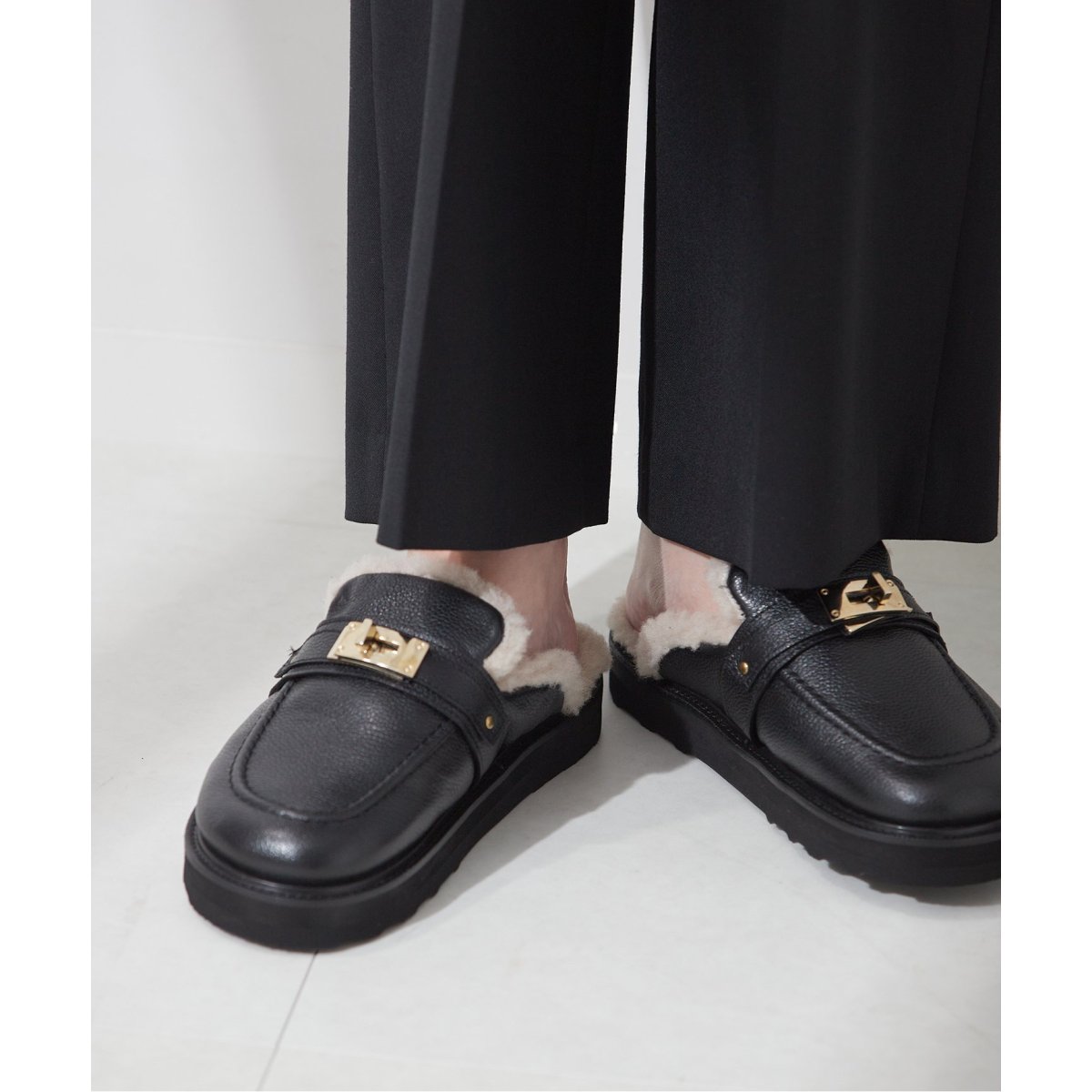 別注》【CAMINANDO】SHEARING BUCKLE SANDALS：フラットシューズ