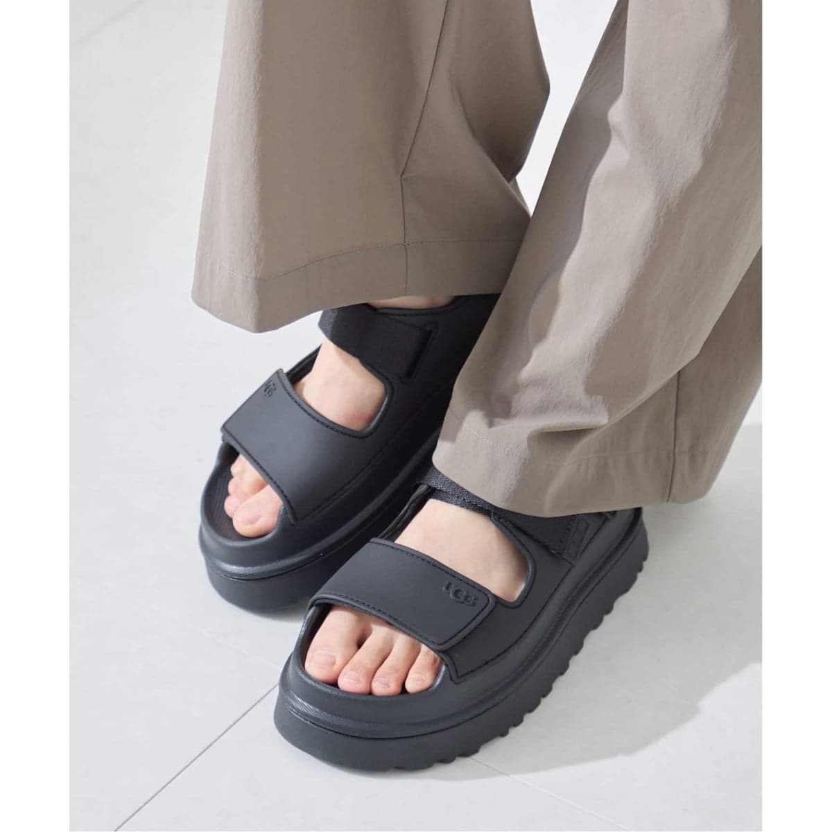 UGG GOLDENGLOWブラック サンダル 【公式ショッピングサイト】