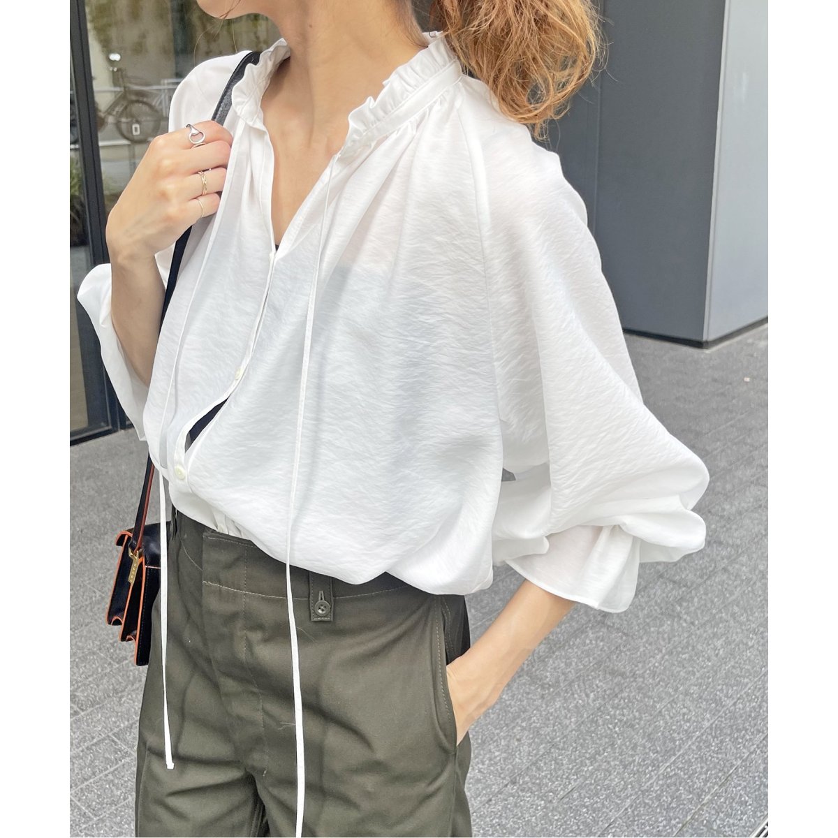 タイムセール！スピックアンドスパン　フリルカラーボリュームスリーブブラウス ≪追加2≫ハイブリットフリルカラーボリュームスリーブブラウス