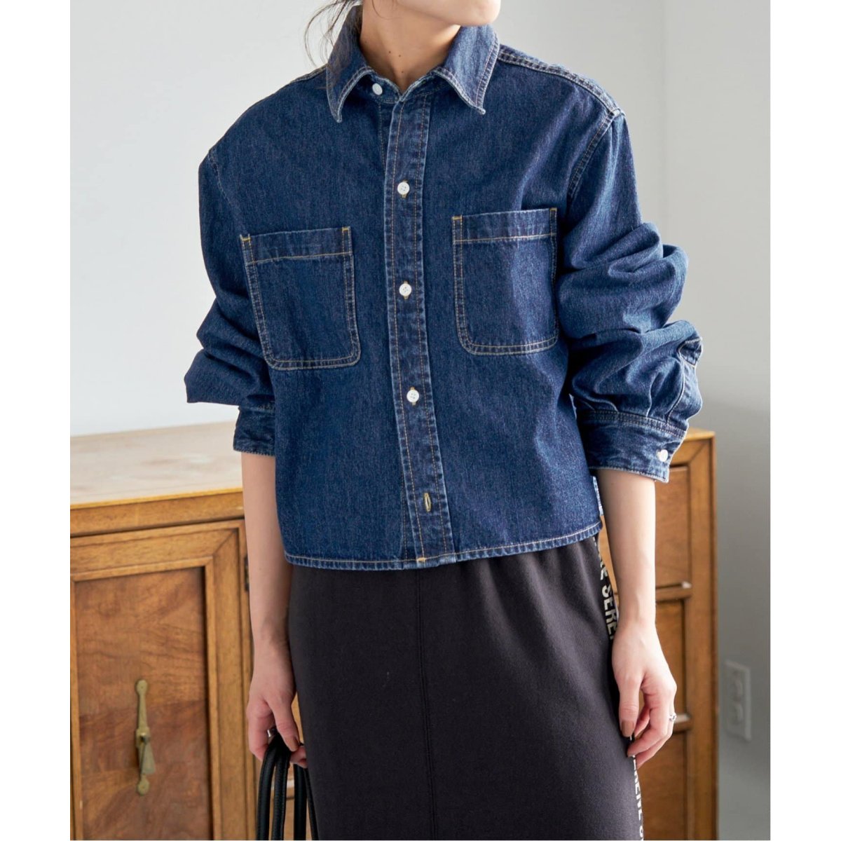 Spick&Span◆24SS/ショートデニムシャツ/長袖シャツ/F/デニム/インディゴ/24-050-200-9001-3-0 スピック＆スパン Spick & Span 《追加3予約》ショートデニム