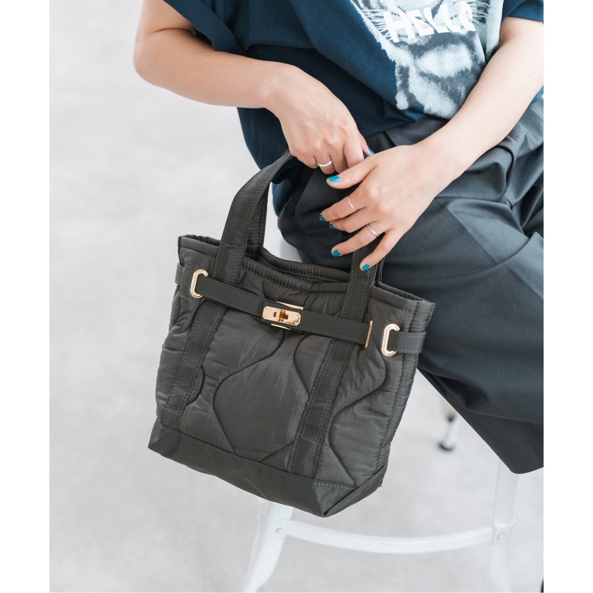 AULENTTI/オウレンティ ベルト付きレザー MIDI BAG バッグ AULENTTI/オウレンティ ベルト付きレザー MIDI BAG バッグ
