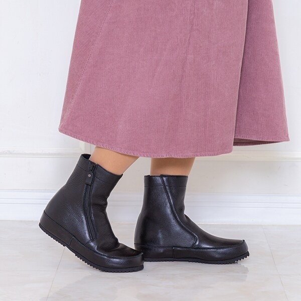 サイドジップ本革インヒールショートブーツ | JS ハートレーベル(JS