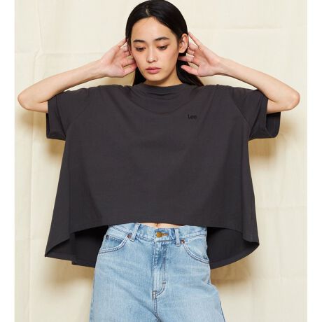 [^ԁFLT7223-0001]l̏ɂĂقAiȌ򊴂ƃVGbgɂRN[TVcBfނɂ́A20sVɃVNH{ʂJERSEYgpBG̗ǂ͂A肰Ȃ򂪃N̒Ȃ܂BCɂȂ̌^Jo[tAVGbǵA炵āAM^Ă͂Bאg̃pcXJ[gƍ킹΃tF~jɁAChpcƍ킹΃ghJWAX^CɁBVvȃfUCɎ{ꂽFShJA肰ȂANZgƂȂAig炿Ƃo܂ŁAlXȃV[Ŋ􂵂܂B