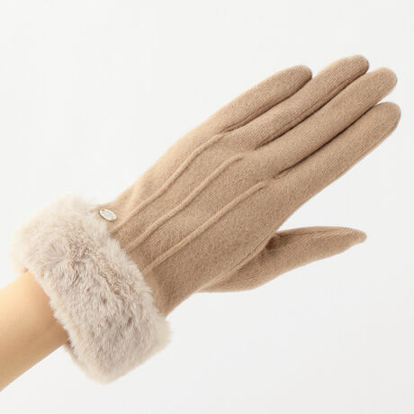 [型番:21AJNB05]手首にモコモコのファーがデザインされているジャージ手袋。抗菌加工が施されているので秋冬の感染対策としてもおすすめです。タッチパネル対応ですので手袋をつけたままスマートフォン操作が可能です。手袋の内側がモコモコでとても暖かいです。