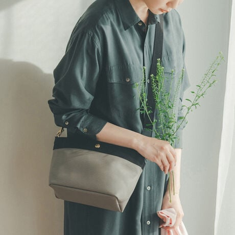 [^:503080103700]yȑN[ɃAbvf[gJWAɂꂢڂɂ킹₷AGtH[gXȃV_[obOB߂̃V_[XgbvAX^CO̔ƂȂ郉tȃ[hZ܂ByɎĂ鏬ԂȃbNXȂAL߂̃}`邱ƂŌڈȏɗDꂽ[͂𔭊BVʃt@Xi[ŁAוڂSz⒆g邱ƂȂhƖʂSBfC[ɂ͂AW[gxȂǃANeBuȃV[ɂ߂łByfފzvcPVCɂĝ悤Ȍ^{AN[ȕ\lC̃V[YB≘ꂪڗɂyʂŁAfC[[XɍœKBɂfނ̂߁Ar[`A][gAgxV[ɂ߁BKxȌ݂A܂Bi摜̓Tv̂߁AFTCYAdlɕύXꍇ܂̂ŁA\߂B|PbgFt@Xi[|Pbg1A4[F~|F̐FFS[hJ^CvFt@Xi[