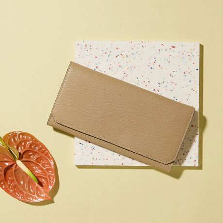 [^:511140090800]ɊYAO̗ȂꂽfUCƁA₩ȃJ[OŐlCW߂uLEANvV[YBX^CbVȃVGbg̃tbvJƔ`oCJ[AVNȋCɂĂꂻB}`ՂAzhɂ͂ꂵ[̑eʁB}`t̎Xy[X2At[|Pbg4AJ[hXbg18AׂdKȎgp͐\ȂBSn悭ɓރVNU[ɂ͖hH{A̐GɂSBLEANi[j c pŁuʂ̂ȂvӖAhH{ϐ̂郌U[gpX[U[ObỸV[YBi摜̓Tv̂߁AFTCYAdlɕύXꍇ܂̂ŁA\߂B