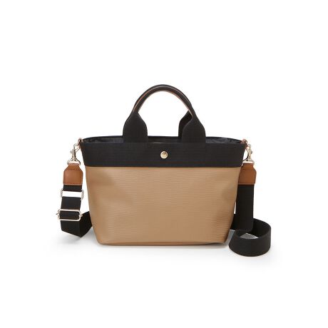 "sǂȃX^CɂYAzIȒԃobOtlCV[YERIPPLẼg[gobOɃV_[xgtAɕ֗ɃAbvf[gIiō킬ƂꂽfUC̒ɂÂ@ׂȌ^nƃgĥ鑾xgX^CbVȃANZgɁBU[̃Rrl[Vnh͂ĒZ߂ɐ݌vAANeBuȂsIȃoX܂BVʂ̓t@Xi[dlŌ|ɂSBRpNgȃTCWOȂ炽ՂƂ}`ڈȏ̎[͂𔭊AƂǂ֍sɂȂȂ͂B́AlC`R[O[ƃJ[LuE蕜IF̖{̂ɁÃe[vgX^CbVBǂȃX^Cɂ킹₷J[łBvce͂ƓKxȍd锭CPVCɂĝ悤Ȍ^{AN[ȕ\lC̃V[YB≘ꂪڗɂyʂŁAfC[[XɍœKB̍HŒJɍĂ܂Bi摜̓Tv̂߁AFTCYAdlɕύXꍇ܂̂ŁA\߂BXyщOł̎Be摜́A̓ŐFČꍇ܂B܂p̃j^[ɂĂFČꍇ܂ByӎzEfނ̓Aߗޓ̐FobO{̂Ɉڂ\܂BEԂł̖CAJAȂǂŔGꂽԂł͓ɂӂBEJȂǂŔGꂽꍇ́Azŏo邾ĉB݂JřɂȂ܂BEVRvgpĂꍇA\ʂɓVRvL̃VV{ꍇ܂Bfނ̓ƂĂBEPVCfނ̏ꍇA@fނ̓A≚ʂoꍇ܂gpƋɖڗȂȂ܂BCɂȂꍇɂ́A̒gꏊŁAƉוȂǂꂽԂŕȏꏊɂ΂炭uĒ܂ƁA킪ڗȂȂ܂BEgpĂꍇA͕ۊǊgp󋵂ɂϐFȂǂNꍇ܂BF21.5cmF35cm26cm}`F15cmdF530gPCΉF~A4[F~nh̒"sǂȃX^CɂYAzIȒԃobOtlCV[YERIPPLẼg[gobOɃV_[xgtAɕ֗ɃAbvf[gIiō킬ƂꂽfUC̒ɂÂ@ׂȌ^nƃgĥ鑾xgX^CbVȃANZgɁBU[̃Rrl[Vnh͂ĒZ߂ɐ݌vAANeBuȂsIȃoX܂BVʂ̓t@Xi[dlŌ|ɂSBRpNgȃTCWOȂ炽ՂƂ}`ڈȏ̎[͂𔭊AƂǂ֍sɂȂȂ͂B́AlC`R[O[ƃJ[LuE蕜IF̖{̂ɁÃe[vgX^CbVBǂȃX^Cɂ킹₷J[łBvce͂ƓKxȍd锭CPVCɂĝ悤Ȍ^{AN[ȕ\lC̃V[YB≘ꂪڗɂyʂŁAfC[[XɍœKB̍HŒJɍĂ܂Bi摜̓Tv̂߁AFTCYAdlɕύXꍇ܂̂ŁA\߂BXyщOł̎Be摜́A̓ŐFČꍇ܂B܂p̃j^[ɂĂFČꍇ܂ByӎzEfނ̓Aߗޓ̐FobO{̂Ɉڂ\܂BEԂł̖CAJAȂǂŔGꂽԂł͓ɂӂBEJȂǂŔGꂽꍇ́Azŏo邾ĉB݂JřɂȂ܂BEVRvgpĂꍇA\ʂɓVRvL̃VV{ꍇ܂Bfނ̓ƂĂBEPVCfނ̏ꍇA@fނ̓A≚ʂoꍇ܂gpƋɖڗȂȂ܂BCɂȂꍇɂ́A̒gꏊŁAƉוȂǂꂽԂŕȏꏊɂ΂炭uĒ܂ƁA킪ڗȂȂ܂BEgpĂꍇA͕ۊǊgp󋵂ɂϐFȂǂNꍇ܂BF21.5cmF35cm26cm}`F15cmdF530gPCΉF~A4[F~nh̒F28cmnh̍F10.5cmV_[xg̒F75-123cm|FZ̐FFS[hobǑJ^CvFt@Xi[|PbgOF~|PbgFI[v|Pbg1""sǂȃX^CɂYAzIȒԃobOtlCV[YERIPPLẼg[gobOɃV_[xgtAɕ֗ɃAbvf[gIiō킬ƂꂽfUC̒ɂÂ@ׂȌ^nƃgĥ鑾xgX^CbVȃANZgɁBU[̃Rrl[Vnh͂ĒZ߂ɐ݌vAANeBuȂsIȃoX܂BVʂ̓t@Xi[dlŌ|ɂSBRpNgȃTCWOȂ炽ՂƂ}`ڈȏ̎[͂𔭊AƂǂ֍sɂȂȂ͂B́AlC`R[O[ƃJ[LuE蕜IF̖{̂ɁÃe[vgX^CbVBǂȃX^Cɂ킹₷J[łBvce͂ƓKxȍd锭CPVCɂĝ悤Ȍ^{AN[ȕ\lC̃V[YB≘ꂪڗɂyʂŁAfC[[XɍœKB̍HŒJɍĂ܂Bi摜̓Tv̂߁AFTCYAdlɕύXꍇ܂̂ŁA\߂BXyщOł̎Be摜́A̓ŐFČꍇ܂B܂p̃j^[ɂĂFČꍇ܂ByӎzEfނ̓Aߗޓ̐FobO{̂Ɉڂ\܂BEԂł̖CAJAȂǂŔGꂽԂł͓ɂӂBEJȂǂŔGꂽꍇ́Azŏo邾ĉB݂JřɂȂ܂BEVRvgpĂꍇA\ʂɓVRvL̃VV{ꍇ܂Bfނ̓ƂĂBEPVCfނ̏ꍇA@fނ̓A≚ʂoꍇ܂gpƋɖڗȂȂ܂BCɂȂꍇɂ́A̒gꏊŁAƉוȂǂꂽԂŕȏꏊɂ΂炭uĒ܂ƁA킪ڗȂȂ܂BEgpĂꍇA͕ۊǊgp󋵂ɂϐFȂǂNꍇ܂BF21.5cmF35cm26cm}`F15cmdF530gPCΉF~A4[F~nh̒F28cmnh̍F10.5cmV_[xg̒F75-123cm|FZ̐FFS[hobǑJ^CvFt@Xi[|PbgOF~|PbgFI[v|Pbg1"