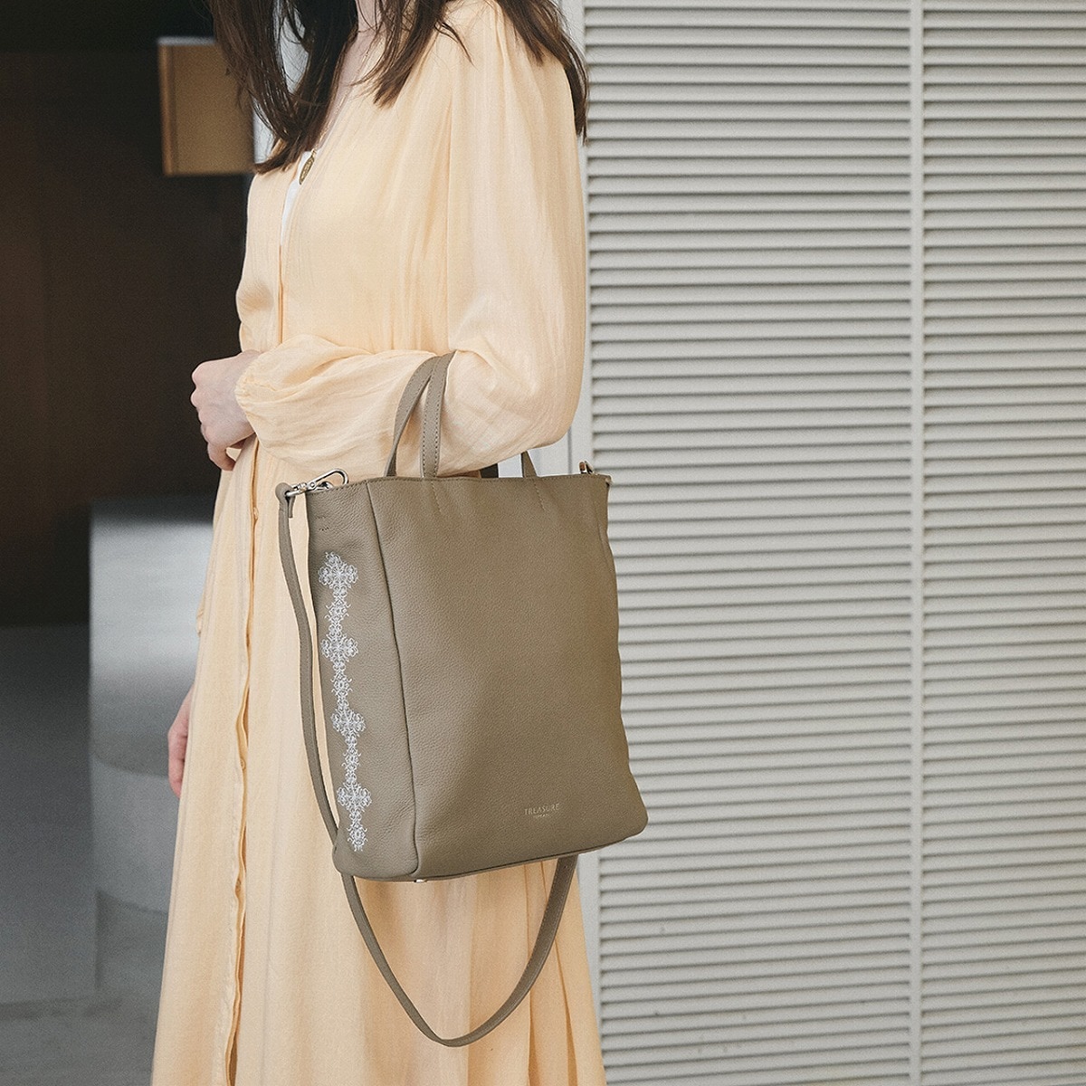 シュリンクレザー レース 刺しゅう ショルダー付 トートバッグ