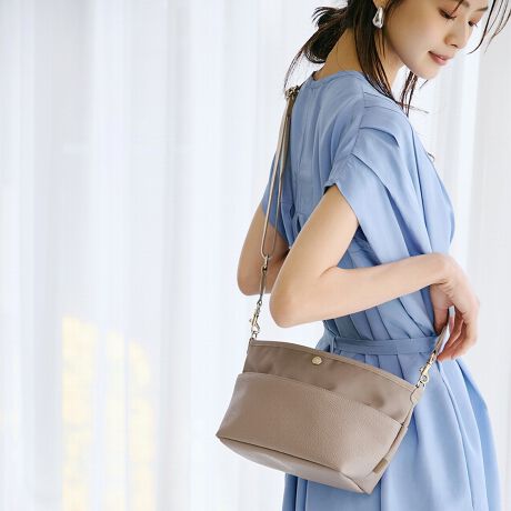 [^:503086100325]s肰ȂA{MR{obOtؗȌoƂ͗ȏȂlƁA3̕ƂẴCtX^CɂȎxW߂铡{MƂ̃XyVȃR{ACeIxł킹ƎdˁA{̂ƂƂlߍ񂾁Ał͏oƂ̂łȂMłBlC̃IV?ifށEXRb`N?CƃiC̃Rq?l[VŎdグM`V_[BՂ}`ƂAڈȏ̗eʂ𔭊܂BobO\ʂɂ3̃z?PbgAɂ͕z?PbgtŁAqɂȂ肪ȏ̎[ɂ܂BVʂ̓t@Xi[J̈S݌vBJWAi悭ĂAl̃V_[obOBXRb`OCcăXRbghŔ̖͗lRU[̕\ʂɂƂɗR闱̃V{HPVCfނ֎{lCV[YBU[CNȖ킢[\ƁALYJɂ^tBi摜̓Tv̂߁AFTCYAdlɕύXꍇ܂̂ŁA\߂B