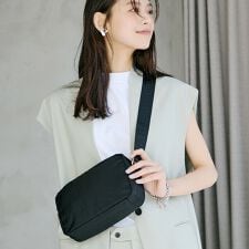 Freely フリーリー ナイロン ロゴテープ  スクエア ショルダーバッグ