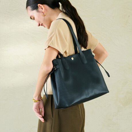 [^:503084100824]d玙撣鏗́g~Ihl܂g[gobOBוȂ肪Ȓʋ΂x̎qÂoɂ҂ȑ傫߃TCYB𐷂荞݃uhjő̋@\𑕔܂B{͉̂J̓CɂĂA≘ɋPVCfނgpBnh̓U[ŃJWAɂȂ肷AItBXX^CɂfjpcAs[Xɂ}b`Bnh͌ɂ܂܂łוoꂵ₷Ɏdグ܂B̓}OzbNdlő傫JAނm[gPCA^ubg܂A4Ή̕|Pbg͂߁AbvN[⌮Ȃǂ̏̐ɕ֗ȃS|PbgA|PbgeBbVȂǎ[@\[ITCh̃S{gz_[́AhN{ĝقA܂肽ݎPnfBt@Ȃǂ̎[ɂBוqɂȂ炸ATbƎo鐮ڏȃobOłBוȂ͖{̃TCh̊vRiƃ{bNXVGbgɕϐgIV[Cɍ킹Ċy߂܂BIɂItɂR[fBl[g₷AI[ubNƃN[ȕ\̃oCJ[3ނCibvBPCΉF15C`A4[FZnh̒F52cmnh̍F23.5cmV_[xg̒FȂ|FZobǑJ^CvF}OzbN|PbgOFI[v|Pbg1|PbgFI[v|Pbg9 eBbV|Pbg1 hNz_[2d玙撣鏗́g~Ihl܂g[gobOBוȂ肪Ȓʋ΂x̎qÂoɂ҂ȑ傫߃TCYB𐷂荞݃uhjő̋@\𑕔܂B{͉̂J̓CɂĂA≘ɋPVCfނgpBnh̓U[ŃJWAɂȂ肷AItBXX^CɂfjpcAs[Xɂ}b`Bnh͌ɂ܂܂łוoꂵ₷Ɏdグ܂B̓}OzbNdlő傫JAނm[gPCA^ubg܂A4Ή̕|Pbg͂߁AbvN[⌮Ȃǂ̏̐ɕ֗ȃS|PbgA|PbgeBbVȂǎ[@\[ITCh̃S{gz_[́AhN{ĝقA܂肽ݎPnfBt@Ȃǂ̎[ɂBוqɂȂ炸ATbƎo鐮ڏȃobOłBוȂ͖{̃TCh̊vRiƃ{bNXVGbgɕϐgIV[Cɍ킹Ċy߂܂BIɂItɂR[fBl[g₷AI[ubNƃN[ȕ\̃oCJ[3ނCibvBPCΉF15C`A4[FZnh̒F52cmnh̍F23.5cmV_[xg̒FȂ|FZobǑJ^CvF}OzbN|PbgOFI[v|Pbg1|PbgFI[v|Pbg9 eBbV|Pbg1 hNz_[2d玙撣鏗́g~Ihl܂g[gobOBוȂ肪Ȓʋ΂x̎qÂoɂ҂ȑ傫߃TCYB𐷂荞݃uhjő̋@\𑕔܂B{͉̂J̓CɂĂA≘ɋPVCfނgpBnh̓U[ŃJWAɂȂ肷AItBXX^CɂfjpcAs[Xɂ}b`Bnh͌ɂ܂܂łוoꂵ₷Ɏdグ܂B̓}OzbNdlő傫JAނm[gPCA^ubg܂A4Ή̕|Pbg͂߁AbvN[⌮Ȃǂ̏̐ɕ֗ȃS|PbgA|PbgeBbVȂǎ[@\[ITCh̃S{gz_[́AhN{ĝقA܂肽ݎPnfBt@Ȃǂ̎[ɂBוqɂȂ炸ATbƎo鐮ڏȃobOłBוȂ͖{̃TCh̊vRiƃ{bNXVGbgɕϐgIV[Cɍ킹Ċy߂܂BIɂItɂR[fBl[g₷AI[ubNƃN[ȕ\̃oCJ[3ނCibvBPCΉF15C`A4[FZnh̒F52cmnh̍F23.5cmV_[xg̒FȂ|FZobǑJ^CvF}OzbN|PbgOFI[v|Pbg1|PbgFI[v|Pbg9 eBbV|Pbg1 hNz_[2