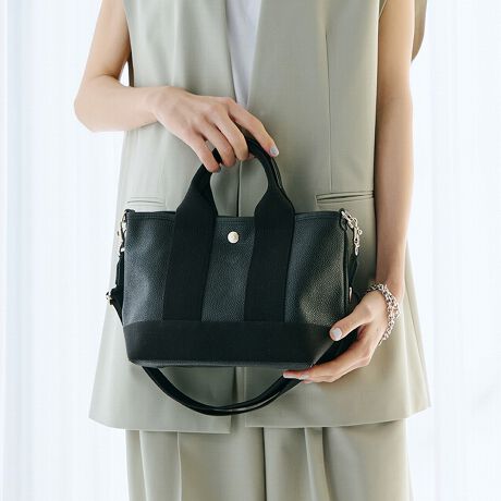 [^:503080101400]ႱȂꊴ𐶂ݏo2wayyŁlC̃XRb`OCV[Yƃgĥ30mm̃V_[xgZbgɂȂAꂵ2wayg[gobOBql̂v]ɂAa܂BSSTCÝAfC[Ɏ₷RpNgȃTCWOBXibvŒE\ȃt@Xi[|[`tAMdiƂSBV_[xgătɍ킹AOă`[~Oȃ~jobOƂĂBňقȂۂ̂ŁAꂪyȂ肻ByfފzXRb`OCcXRbghŔ̖͗lRƂɗR闱̃V{H{APVCfނ̐lCV[YBU[CNȖ킢[\ƁALYJɂ^tBŐɋfނ̂߁Ar[`A][gAgxV[ɂ߂łBKxȌ݂A܂Bi摜̓Tv̂߁AFTCYAdlɕύXꍇ܂̂ŁA\߂B13O[WFYɂ背U[̐Fɍꍇ܂̂ŁA\߂B