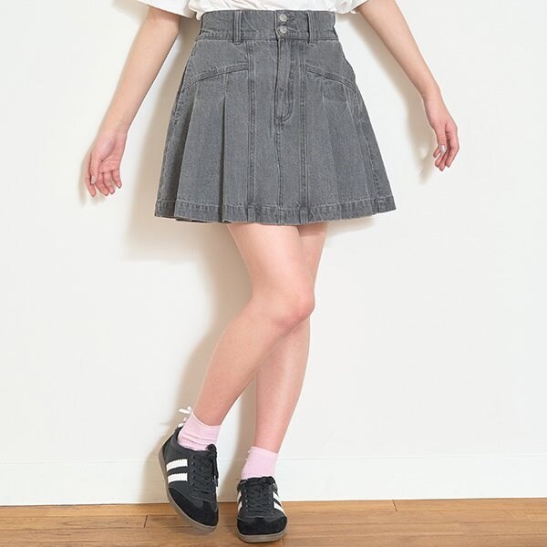 黒いプリーツスカート シルバーのロゴ 美脚見えデニムプリーツスカート | ラブトキシック(Lovetoxic