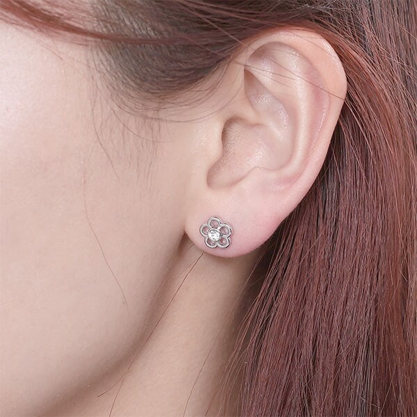 2-5日着 MARY QUANT ロゴデイジーキャッチ メタル ピアス ロゴデイジーキャッチ ピアス（ピアス（両耳用））｜MARY QUANT