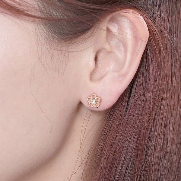 2-5日着 MARY QUANT ロゴデイジーキャッチ メタル ピアス MARY QUANT ONLINE SHOP｜マリークヮントオンラインショップ