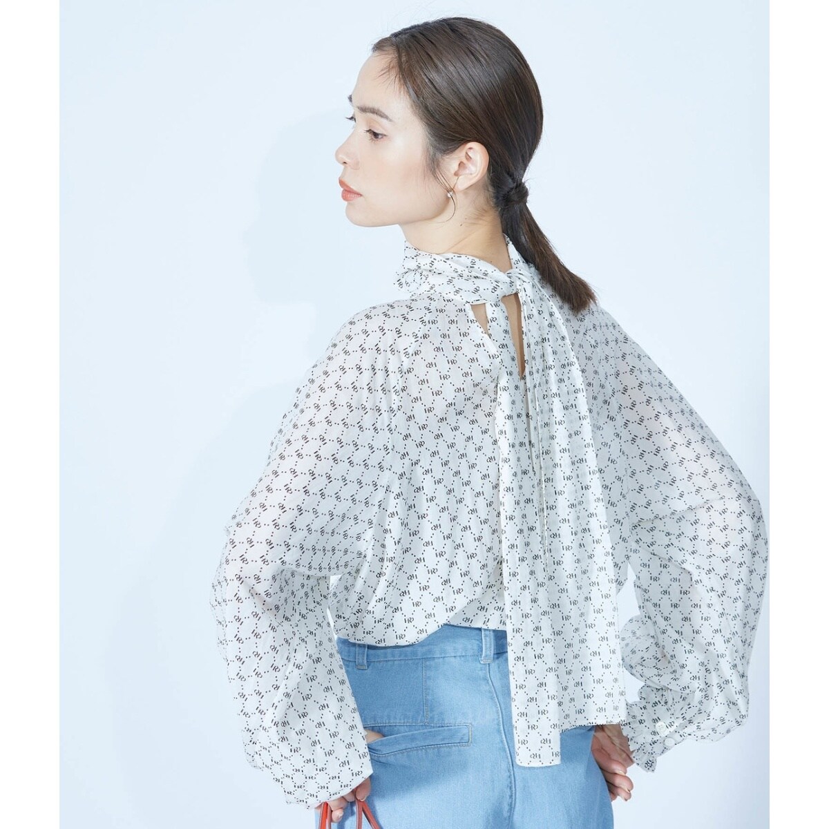 新品未使用ROPÉ 【雑誌掲載】モノグラムプリントブラウス ROPÉ(ロペ) / 【雑誌掲載】モノグラムプリントブラウス／無地
